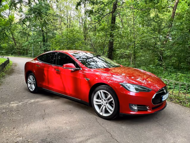 Tesla Model S - фото 1