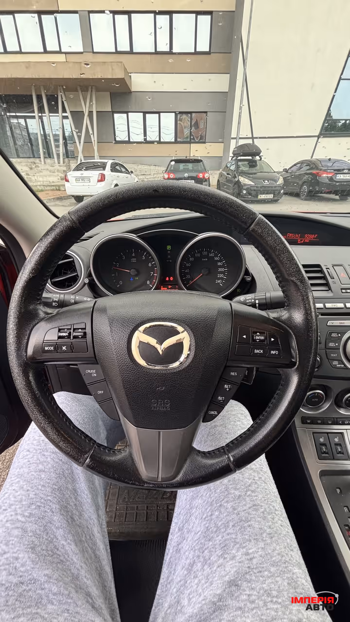 Mazda 3 - фото 8