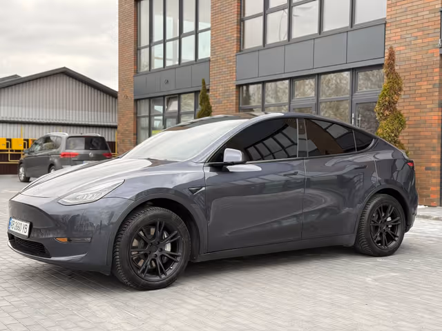 Tesla Model Y - фото 1