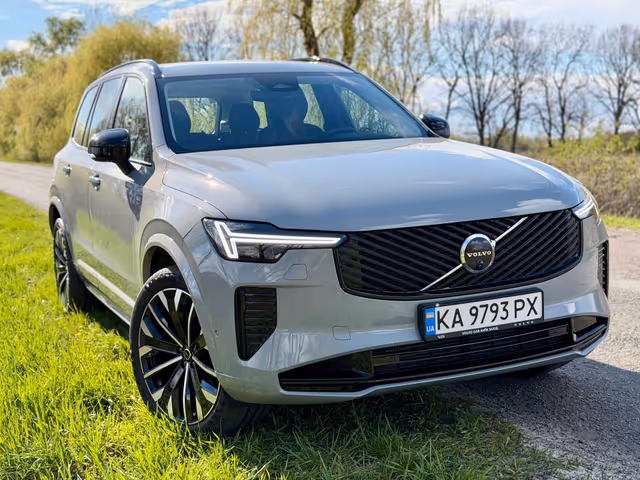 Volvo XC90 - фото 1
