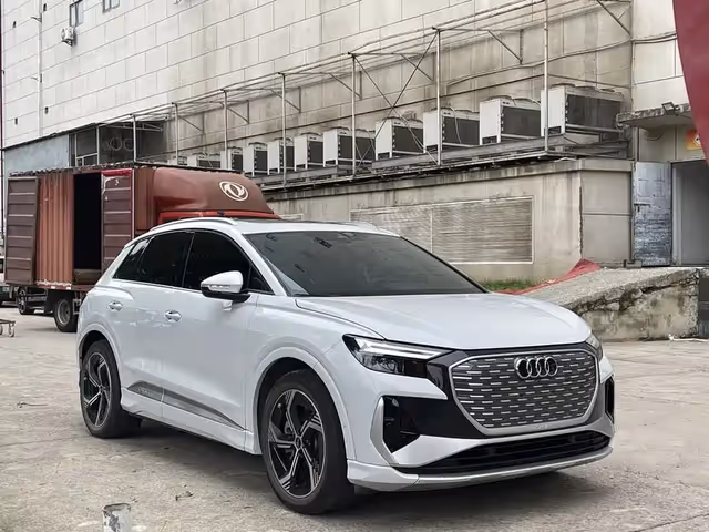 Audi Q4 e-tron - фото 1