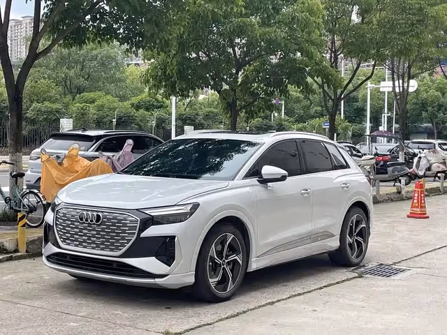 Audi Q4 e-tron - фото 2