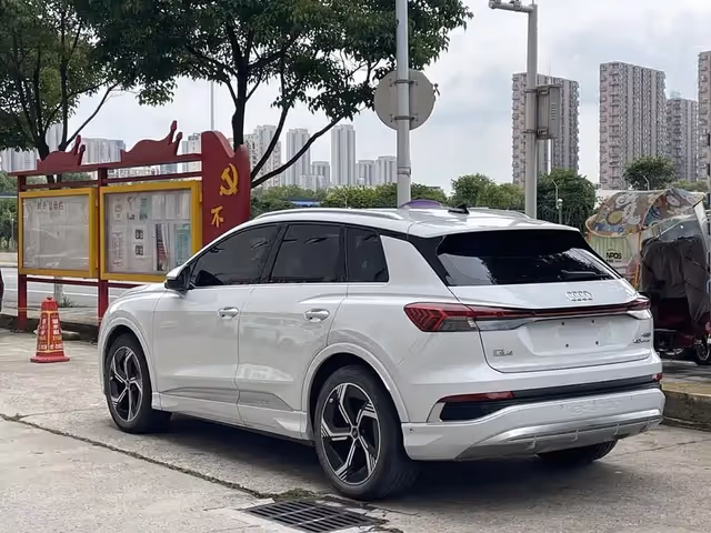 Audi Q4 e-tron - фото 3