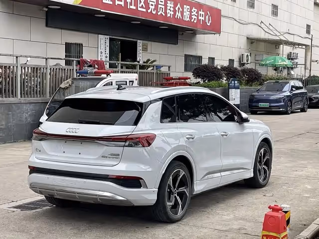 Audi Q4 e-tron - фото 4