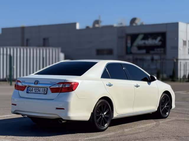 Toyota Camry - фото 3