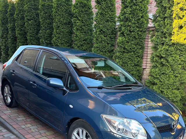 Toyota Auris - фото 1