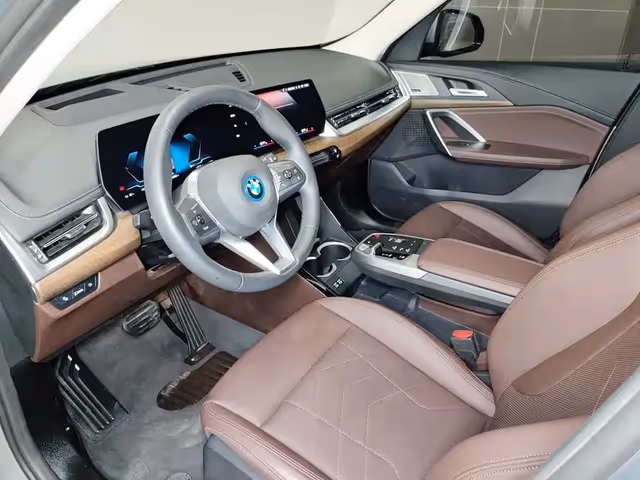 BMW iX1 - фото 3