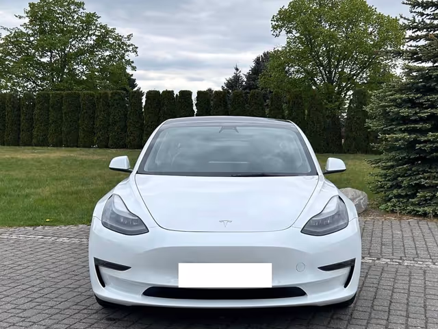 Tesla Model 3 - фото 1
