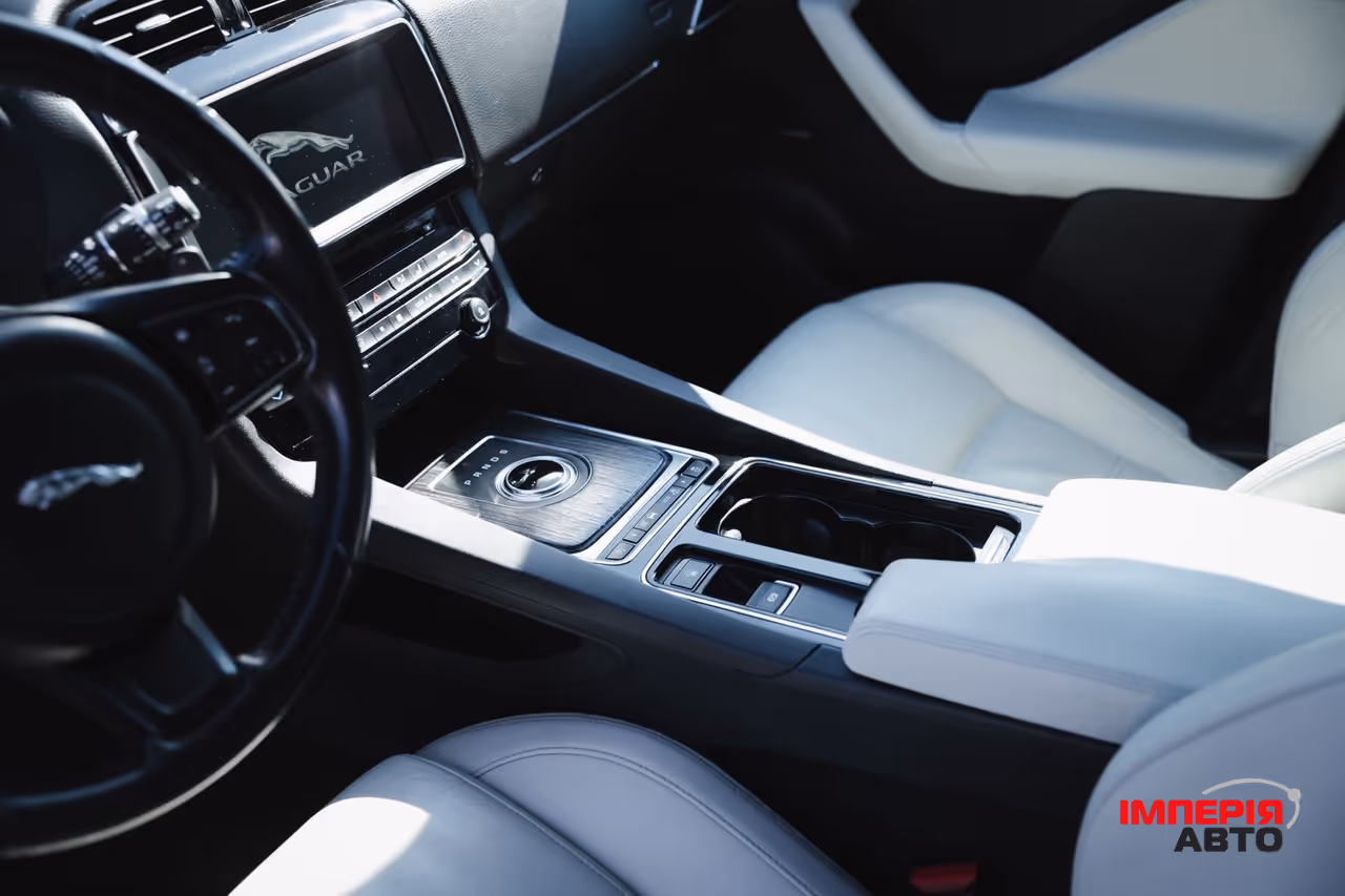 Jaguar F-Pace - фото 10