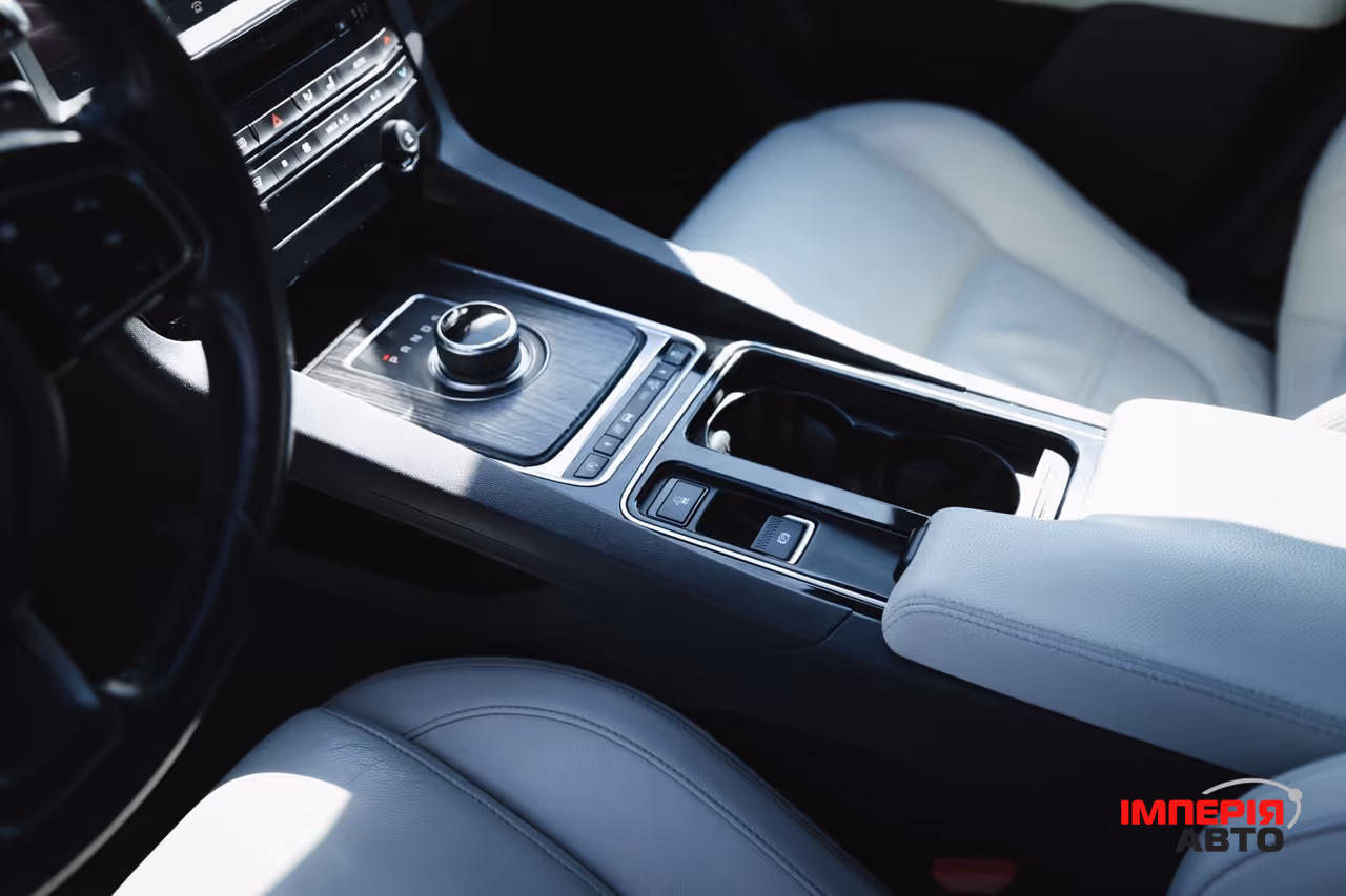 Jaguar F-Pace - фото 8