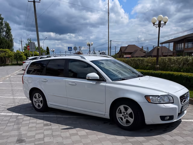 Volvo V50 - фото 1