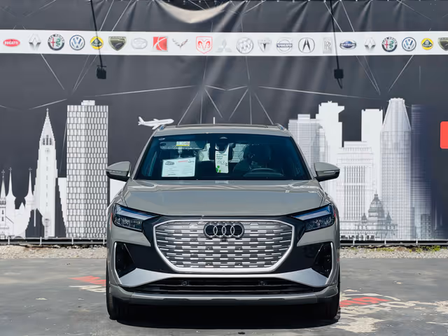 Audi Q4 e-tron - фото 1