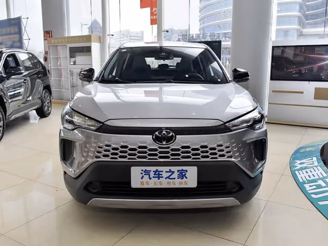 Toyota Corolla Cross - фото 1