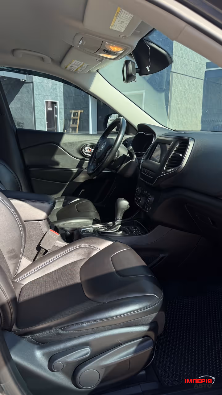 Jeep Cherokee - фото 12