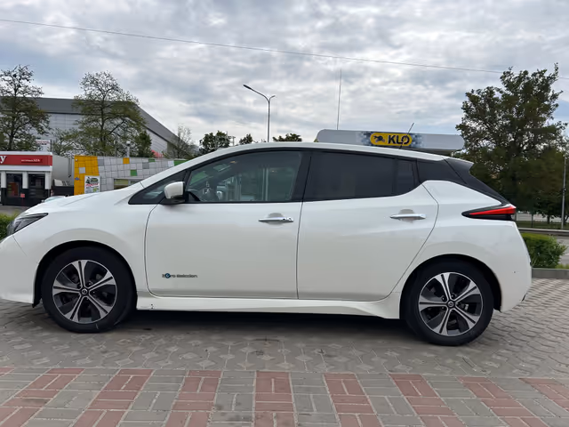 Nissan Leaf - фото 2