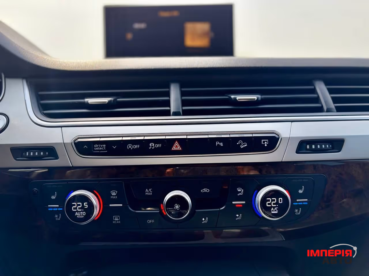Audi Q7 - фото 25