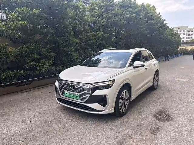 Audi Q4 e-tron - фото 2