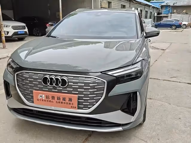 Audi Q4 e-tron - фото 1