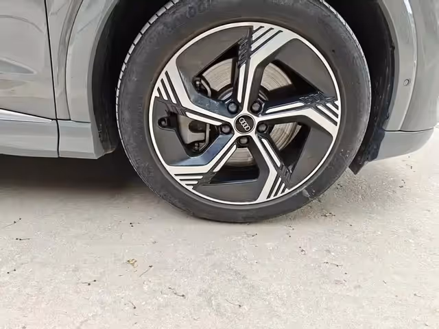 Audi Q4 e-tron - фото 4
