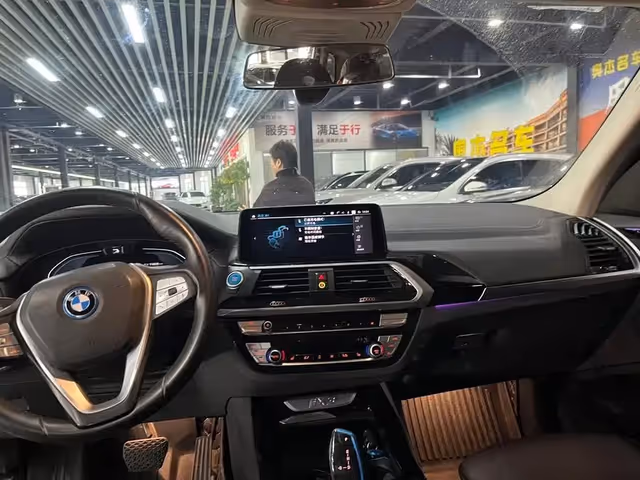 BMW iX3 - фото 4