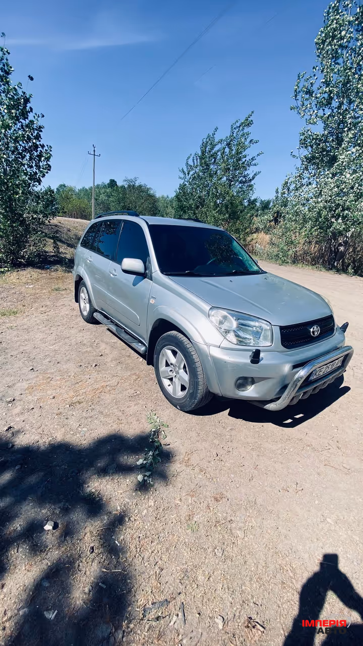 Toyota RAV4 - фото 1