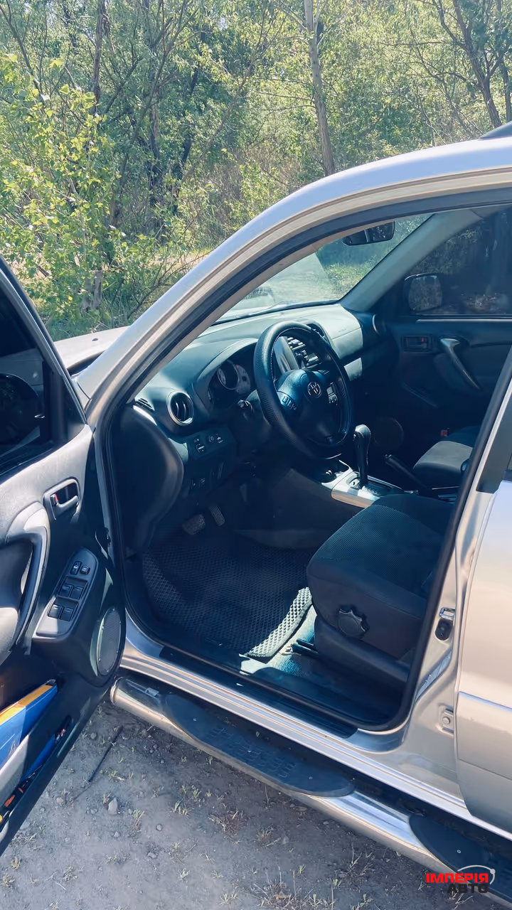 Toyota RAV4 - фото 4