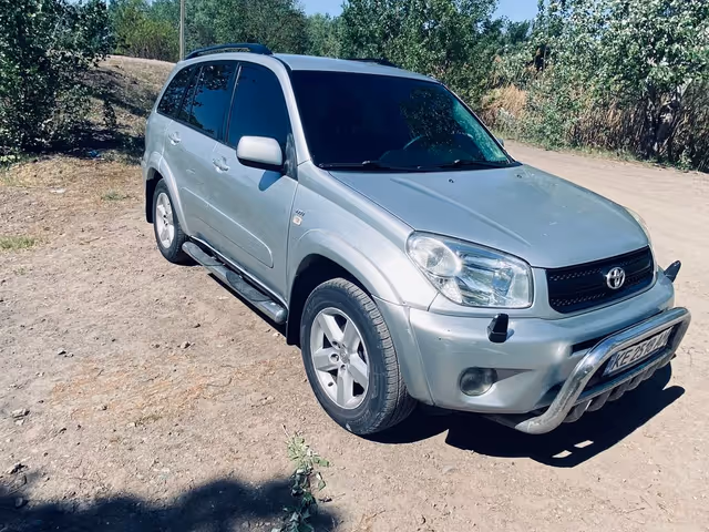 Toyota RAV4 - фото 1
