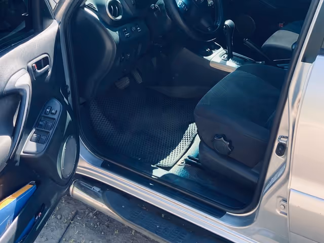 Toyota RAV4 - фото 4