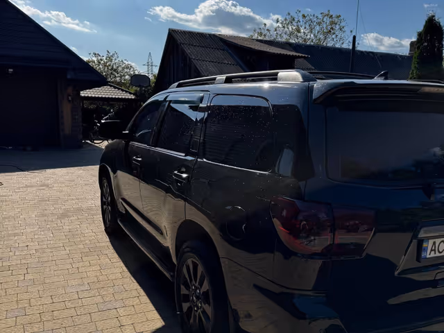 Toyota Sequoia - фото 4