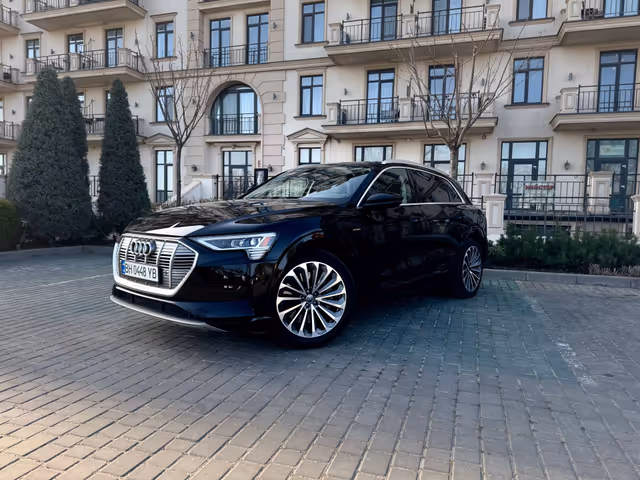 Audi e-tron - фото 2