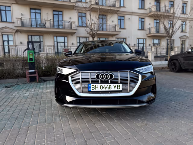 Audi e-tron - фото 4