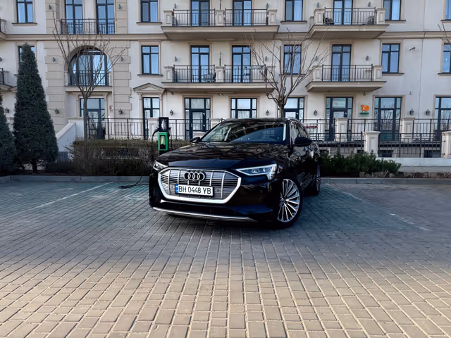 Audi e-tron - фото 3