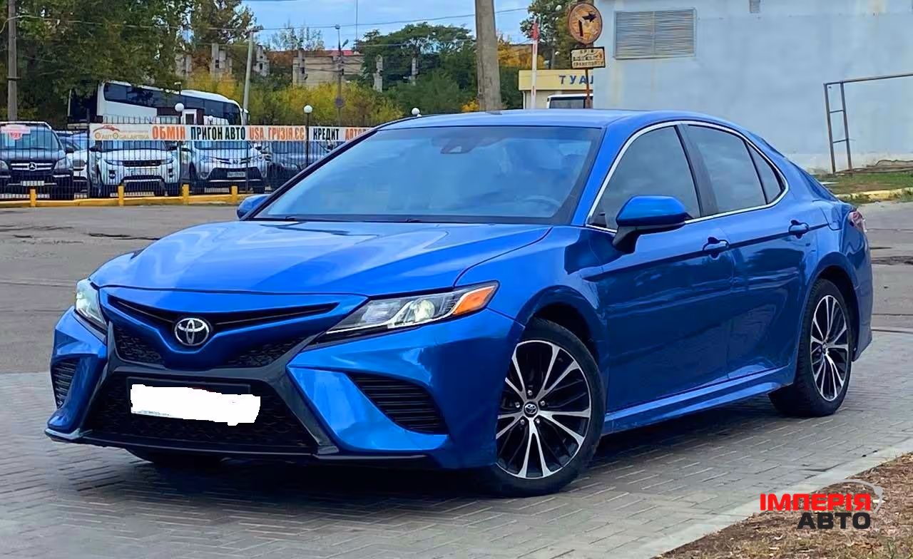 Toyota Camry - фото 1