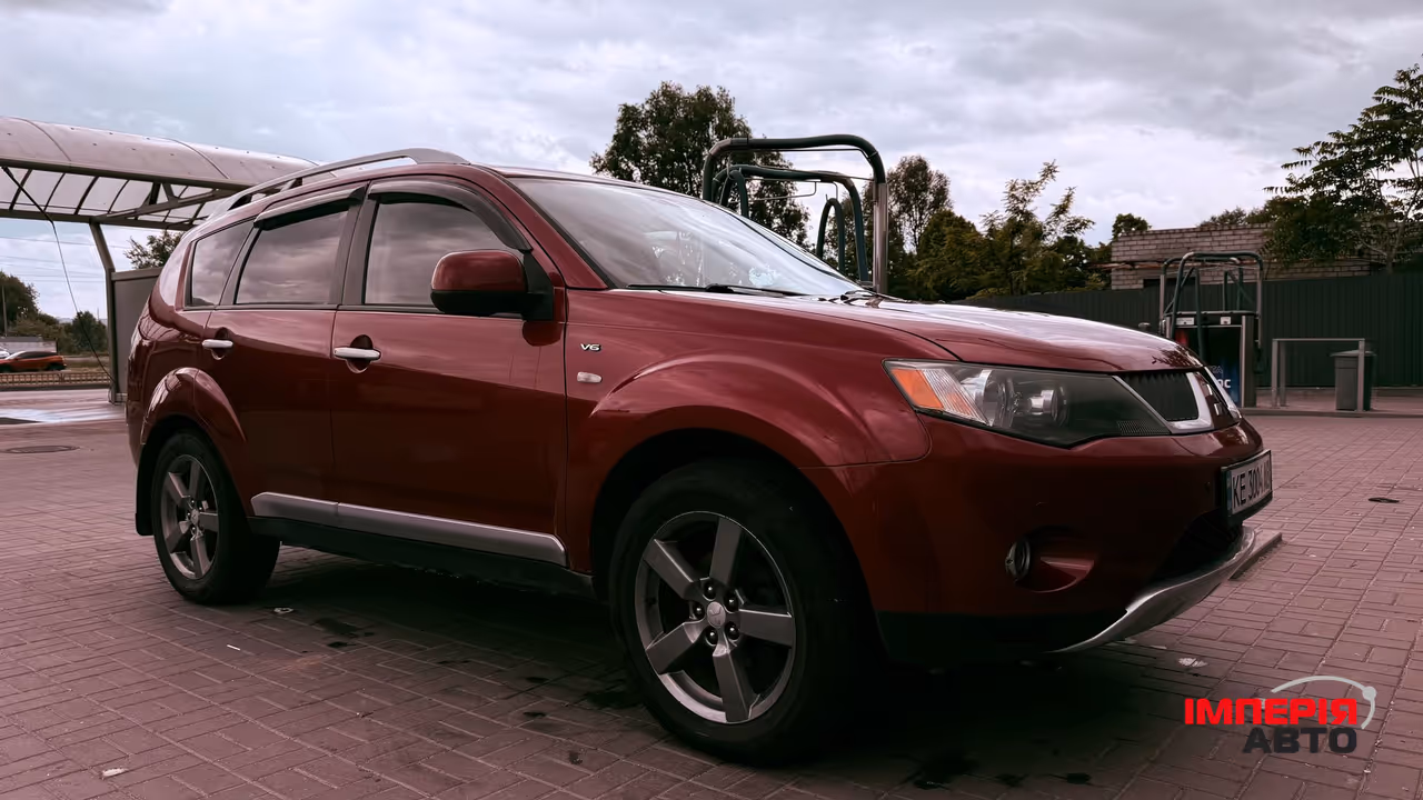 Mitsubishi Outlander - фото 1