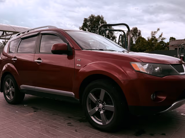 Mitsubishi Outlander - фото 1