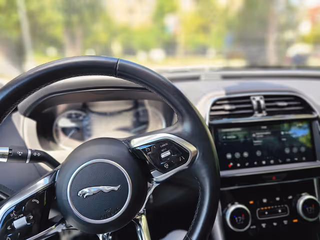 Jaguar XE - фото 2