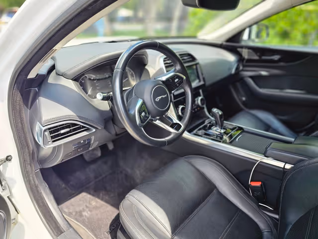 Jaguar XE - фото 3