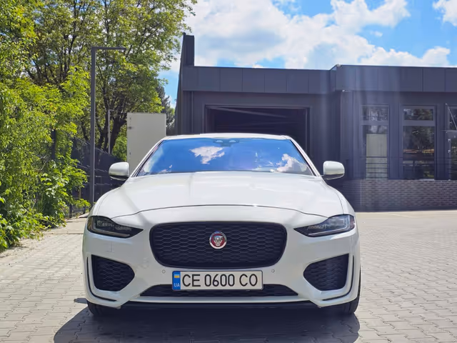 Jaguar XE - фото 1