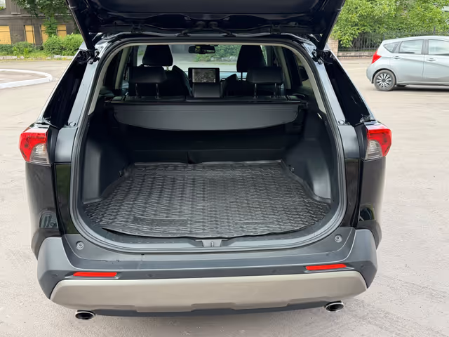 Toyota RAV4 - фото 1