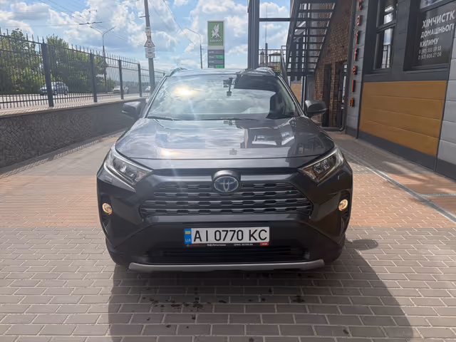 Toyota RAV4 - фото 1