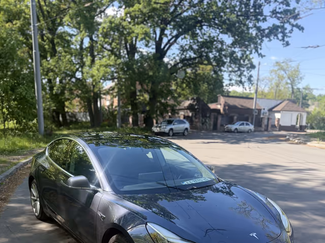 Tesla Model 3 - фото 1