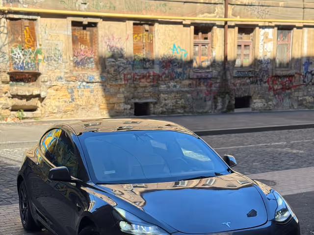 Tesla Model 3 - фото 1