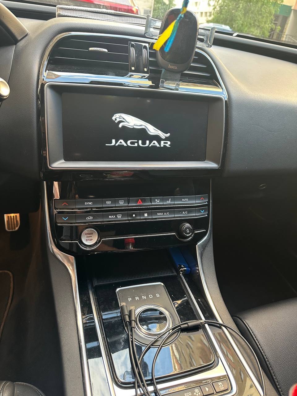 Jaguar XE - фото 2