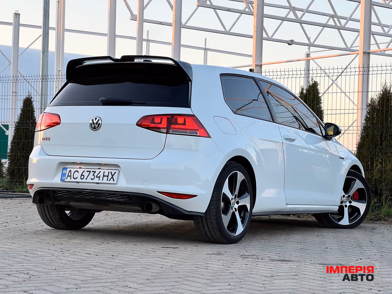 Volkswagen Golf GTI - фото 16