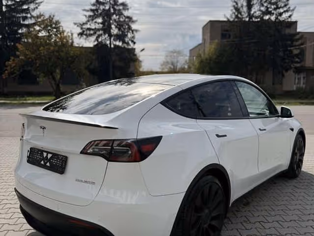 Tesla Model Y - фото 4