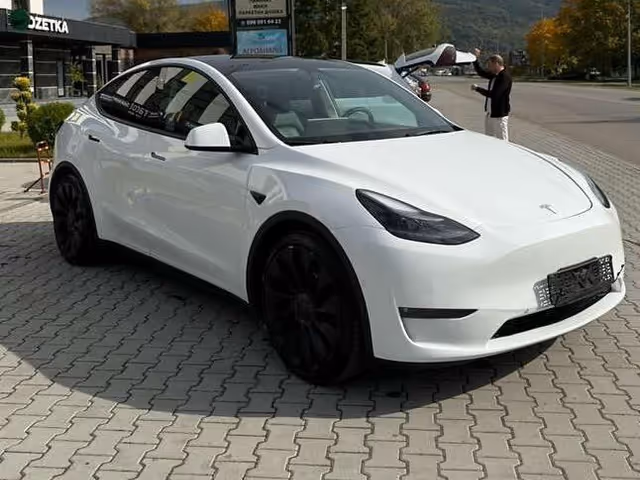 Tesla Model Y - фото 1