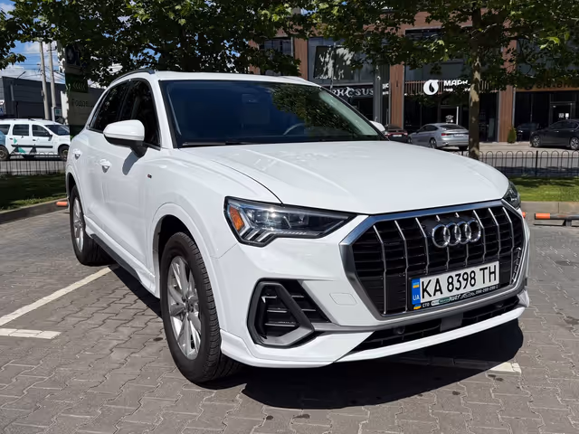 Audi Q3 - фото 1