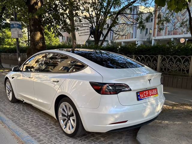 Tesla Model 3 - фото 1