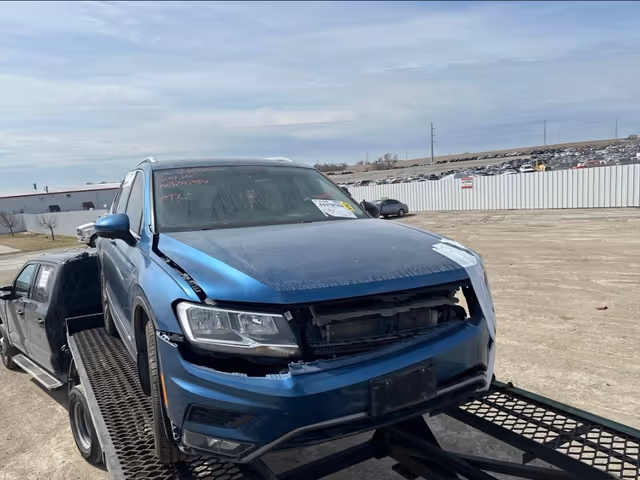 Volkswagen Tiguan - фото 2