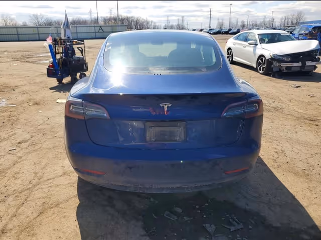 Tesla Model 3 - фото 2